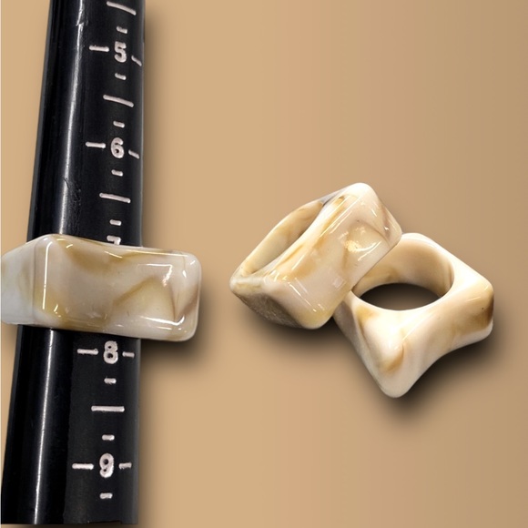 BRAND NEw LUCITE lucite ring set of two - Picture 3 of 3